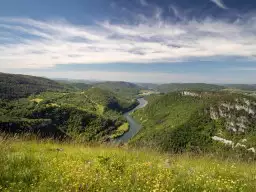 Panorama sur les gorges de l’Ain et les reliefs verdoyants du Bugey - Zecamping