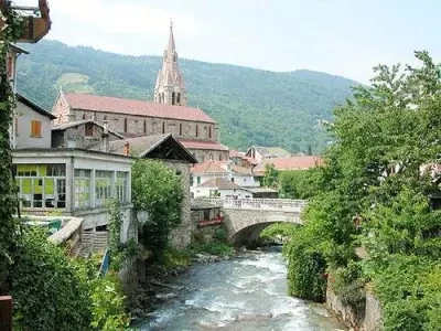 Vue du centre d’Allevard avec l’église et la rivière au cœur des Alpes - Zecamping