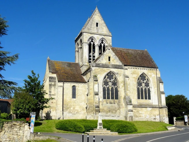 Église Saint-Médard à Angicourt sous un ciel bleu d’été - Zecamping