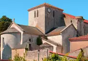 Église romane du village d’Angles en Vendée - Zecamping