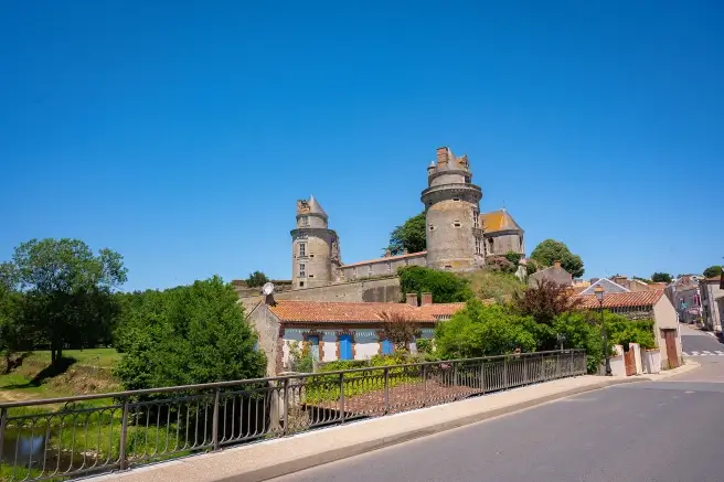 Château Renaissance d’Apremont en Vendée avec ses tours rondes - Zecamping