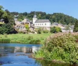 Village verdoyant des Ardennes au bord d’une rivière paisible - Zecamping