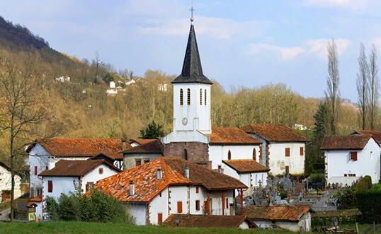 Village typique d’Ascarat au Pays basque avec son église et ses maisons blanches - Zecamping