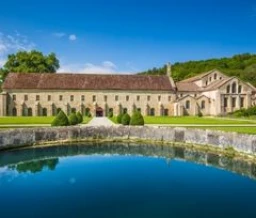 Vacances en Bourgogne, non loin de l'Abbaye de Fontenay qui possède une architecture médiévale et des paysages verdoyants.