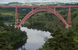 Escapade en Cantal, traversé par la rivière Truyère, avec le majestueux Viaduc de Garabit et ses arches imposantes.