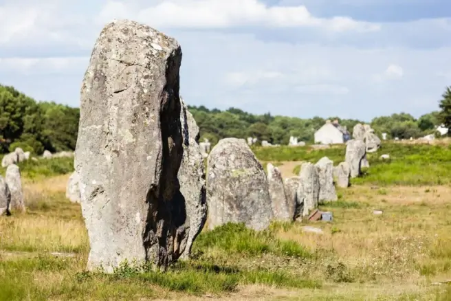 Vacances à Carnac, avec vue sur les menhirs, des alignements impressionnants de pierres mégalithiques, dans un paysage ouvert et naturel de Bretagne.