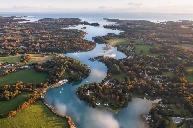 Vacances à Crach, avec la rivière traversant la ville et des espaces verdoyants qui entourent le paysage, offrant une ambiance tranquille et naturelle.