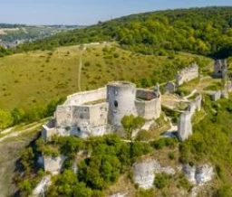 Ruines du château médiéval de Gaillon sur les hauteurs de l’Eure - Zecamping