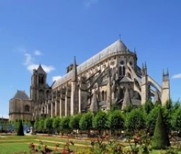 Cathédrale gothique et jardins fleuris dans l’Indre à Châteauroux - Zecamping