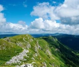 Crêtes verdoyantes et panorama alpin depuis les sommets du Jura - Zecamping