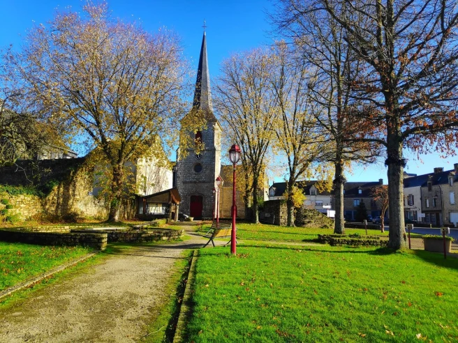 Voyage à Malansac, où il est possible de voir l'église Notre-Dame, avec son architecture traditionnelle, entourée d'un petit parc verdoyant offrant un cadre paisible et agréable.