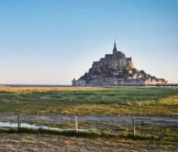 Vue panoramique de la Manche avec le Mont Saint-Michel en arrière-plan: parfait pour des vacances au camping.