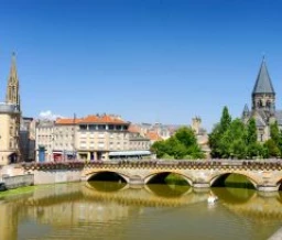 Pont Moyen et églises historiques de Metz en bord de Moselle - Zecamping