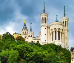 Basilique Notre-Dame de Fourvière dominant la ville de Lyon dans le Rhône - Zecamping