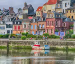 Maisons colorées et bateaux amarrés en bord de Somme à Saint-Valery-sur-Somme - Zecamping