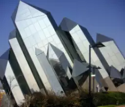 Architecture futuriste du Futuroscope dans la Vienne - Zecamping