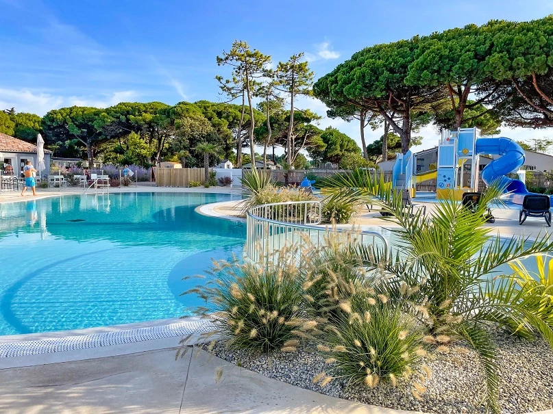 Camping Le Suroit 4* - Ze collection, Camping 4* à Le Bois Plage en Ré (Charente Maritime) - Location Mobil Home pour 4 personnes - Photo N°3