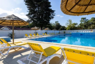 Camping La Davière Plage 4*, Camping 4* à Saint Jean de Monts (Vendée) - Location Chalet pour 4 personnes - Photo N°2