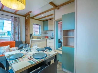 Camping La Davière Plage 4*, Camping 4* à Saint Jean de Monts (Vendée) - Location Chalet pour 4 personnes - Photo N°3