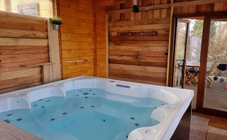 Camping Les Castors 4*, Camping 4* à Burnhaupt le Haut (Haut Rhin) - Location Chalet pour 4 personnes - Photo N°2