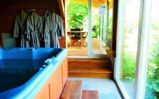 Camping Les Castors 4*, Camping 4* à Burnhaupt le Haut (Haut Rhin) - Location Chalet pour 4 personnes - Photo N°3
