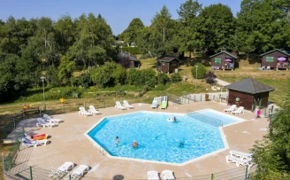 Camping de Tauves 3*, Camping 3* à Tauves (Puy de Dôme) - Location Chalet pour 4 personnes - Photo N°2