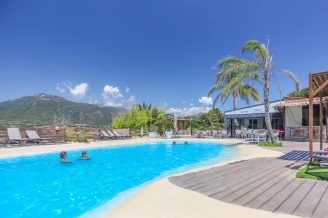 Camping Le Colomba 4*, Camping 4* à Olmeto (Corse du Sud) - Location Mobil Home pour 4 personnes - Photo N°2