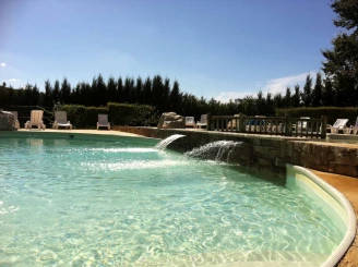 Domaine des Grands Pins 4*, Camping 4* à Tamniès (Dordogne) - Location Tente équipée pour 5 personnes - Photo N°2