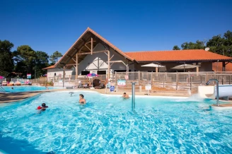 Camping Domaine de Soulac 4*, Camping 4* à Soulac sur Mer (Gironde) - Location Mobil Home pour 8 personnes - Photo N°2