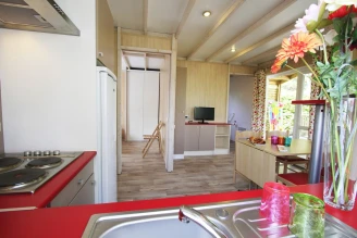Camping Le Moténo 4*, Camping 4* à Plouhinec (Morbihan) - Location Chalet pour 4 personnes - Photo N°2
