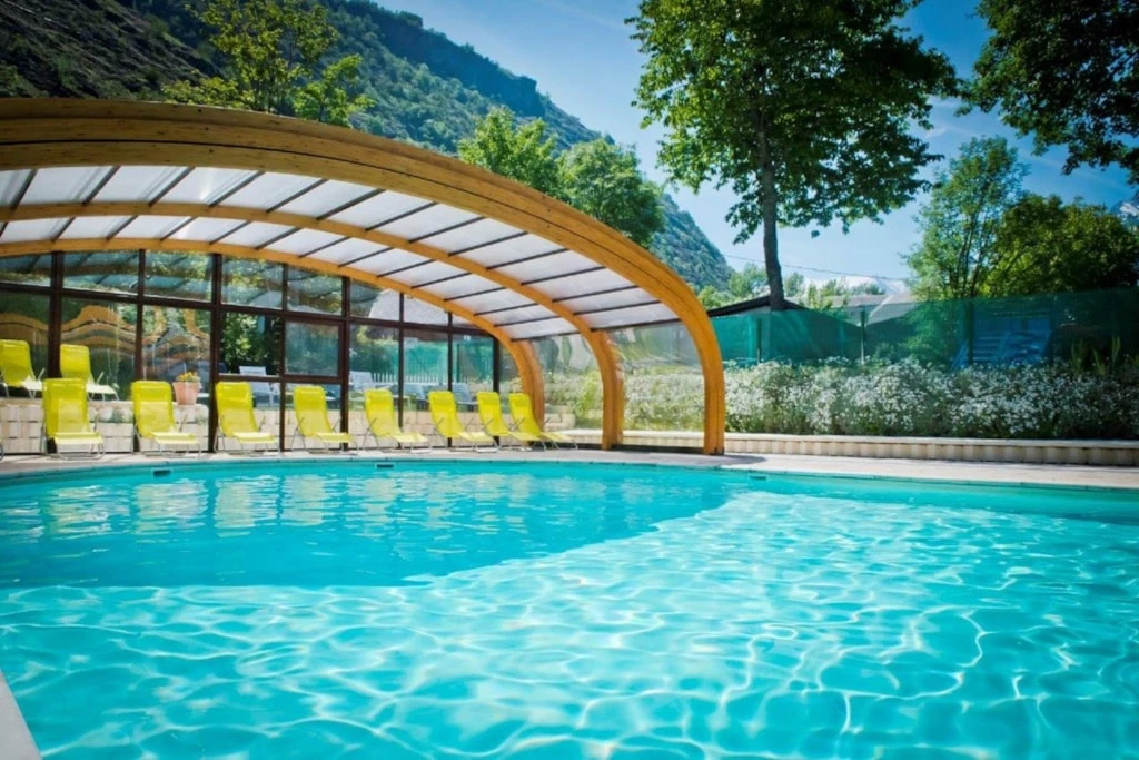 Camping À la Rencontre du Soleil 5*, Camping 5* à Le Bourg d'Oisans (Isère) - Location Roulotte pour 4 personnes - Photo N°8