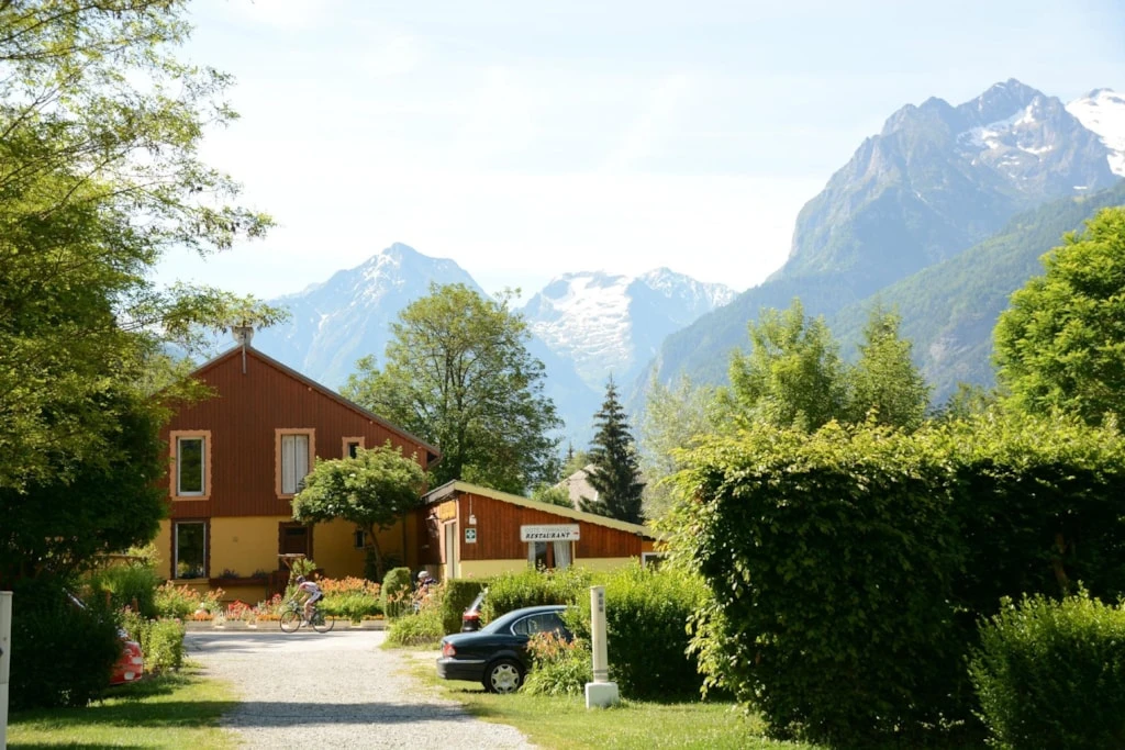 Camping À la Rencontre du Soleil 5*, Camping 5* à Le Bourg d'Oisans (Isère) - Location Roulotte pour 4 personnes - Photo N°9