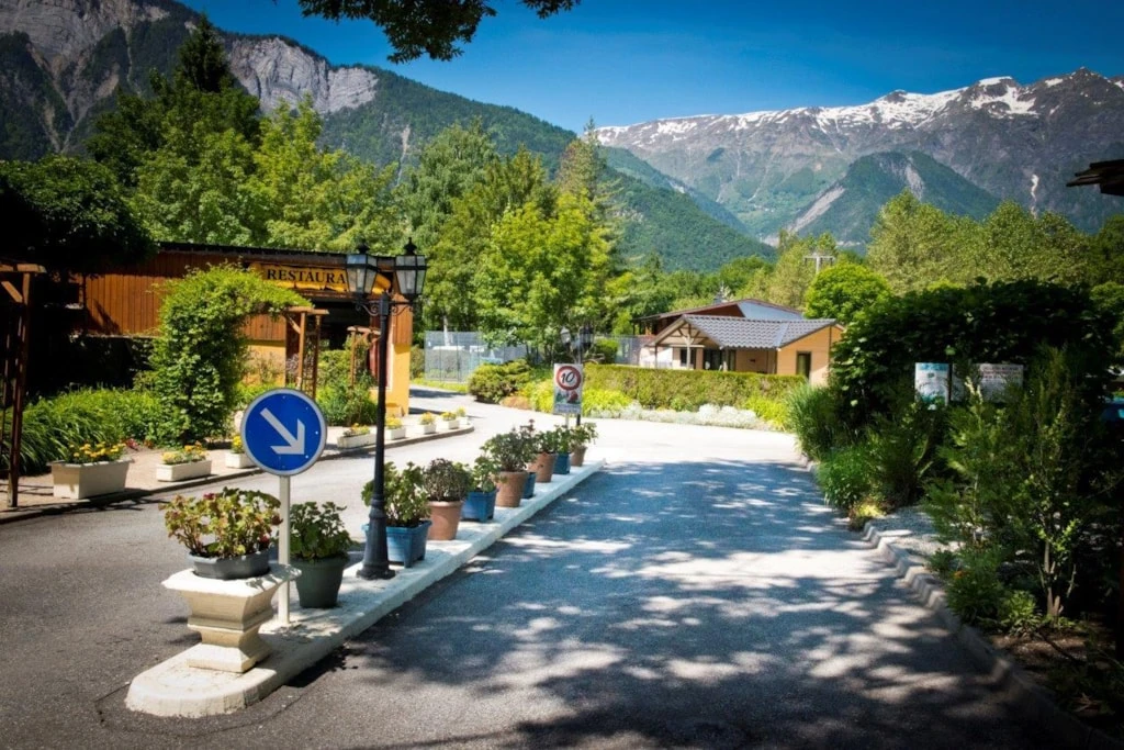 Camping À la Rencontre du Soleil 5*, Camping 5* à Le Bourg d'Oisans (Isère) - Location Roulotte pour 4 personnes - Photo N°10