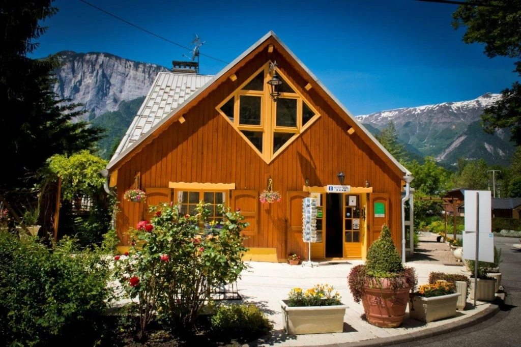 Camping À la Rencontre du Soleil 5*, Camping 5* à Le Bourg d'Oisans (Isère) - Location Roulotte pour 4 personnes - Photo N°11