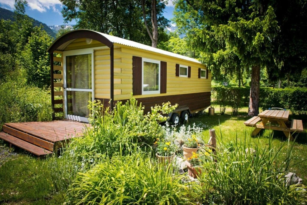 Camping À la Rencontre du Soleil 5*, Camping 5* à Le Bourg d'Oisans (Isère) - Location Roulotte pour 4 personnes - Photo N°12
