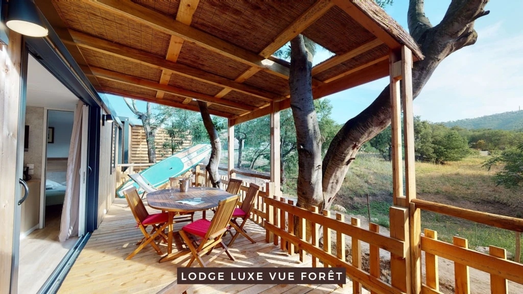 Camping Au Paradis des Campeurs 4*, Camping 4* à Les Issambres (Var) - Location Chalet pour 4 personnes - Photo N°3