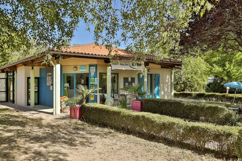 Camping Le Repaire - 3*, Camping 3* à Thiviers (Dordogne) - Location Mobil Home pour 6 personnes - Photo N°9
