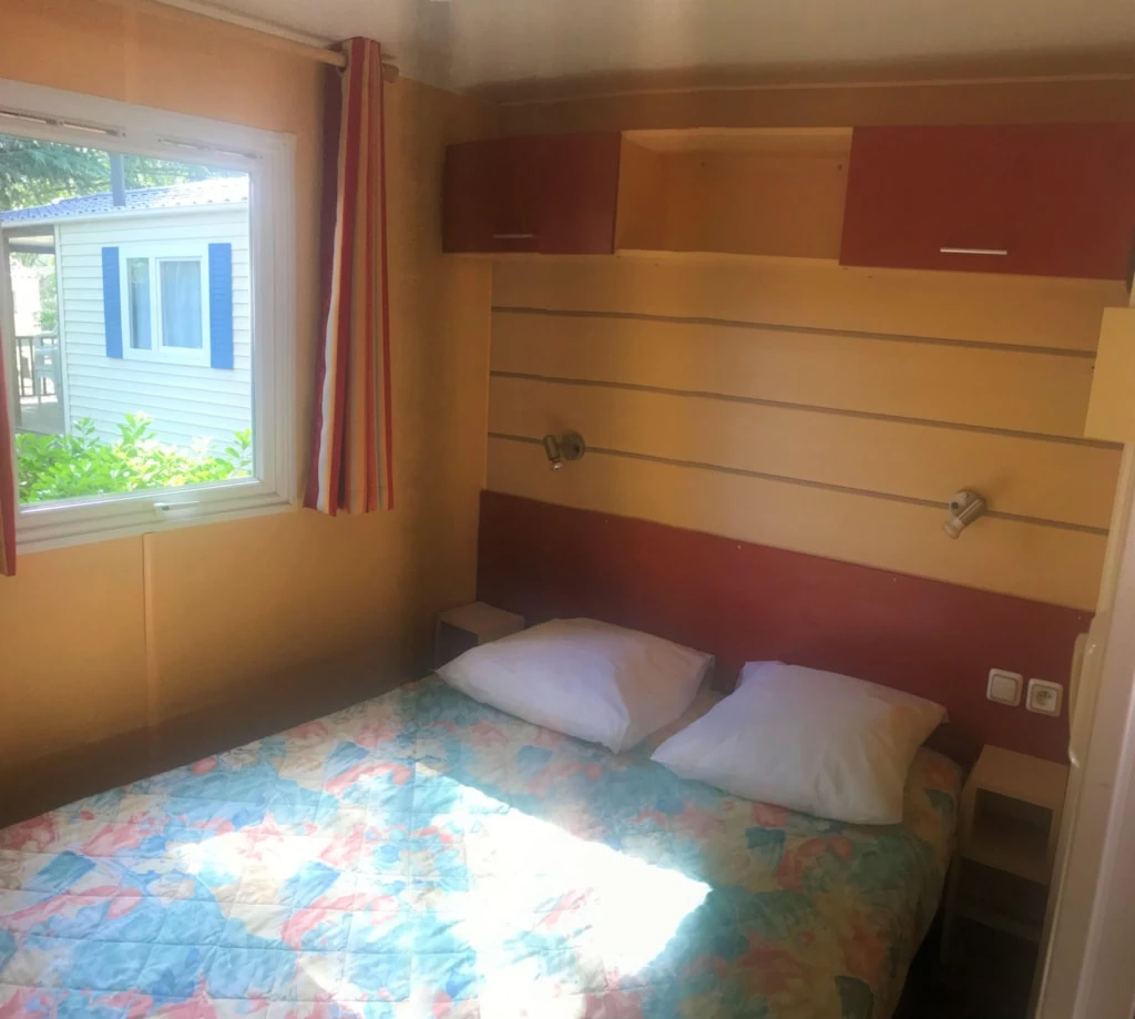 Camping Les Casteillets 3*, Camping 3* à Saint Jean Pla de Corts (Pyrénées Orientales) - Location Chalet pour 4 personnes - Photo N°2