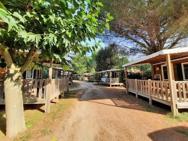Camping Les Casteillets 3*, Camping 3* à Saint Jean Pla de Corts (Pyrénées Orientales) - Location Chalet pour 4 personnes - Photo N°12