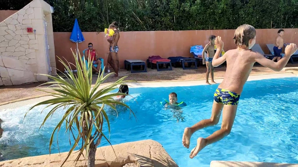 Camping Clau Mar Jo 4*, Camping 4* à Bormes les Mimosas (Var) - Location Appartement pour 4 personnes - Photo N°12