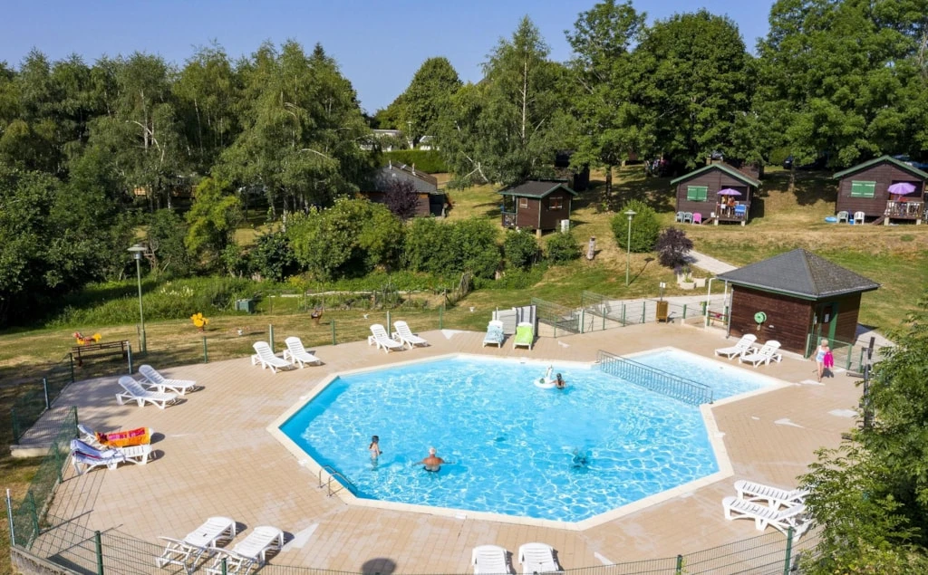 Camping de Tauves 3*, Camping 3* à Tauves (Puy de Dôme) - Location Chalet pour 4 personnes - Photo N°2