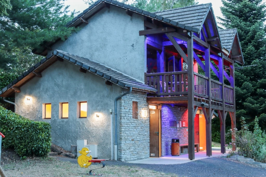 Camping l'Air du Temps - 4*, Camping 3* à Beaulieu (Cantal) - Location Mobil Home pour 4 personnes - Photo N°11