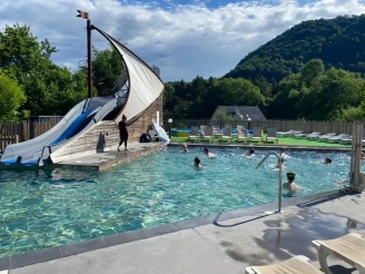 CAMPING LA POMMERAIE 4*, Camping à Vic sur Cère (Cantal) - Location Chalet pour 6 personnes - Photo N°2