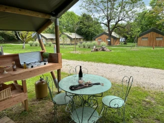 Camping Village du Port 4*, Camping 4* à Saint Sozy (Lot) - Location Tente équipée pour 4 personnes - Photo N°3