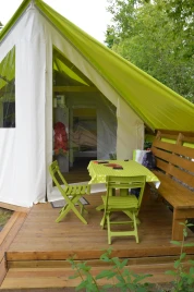 Camping Les Charmes - 4*, Camping 4* à Apremont (Vendée) - Location Tente équipée pour 4 personnes - Photo N°3