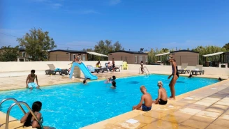 Camping Félix de la Bastide 3*, Camping 3* à Saint Mitre les Remparts (Bouches du Rhône) - Location Mobil Home pour 4 personnes - Photo N°3