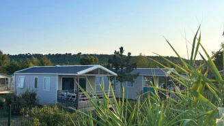 Camping Félix de la Bastide 3*, Camping 3* à Saint Mitre les Remparts (Bouches du Rhône) - Location Mobil Home pour 4 personnes - Photo N°4