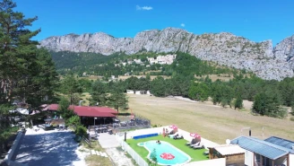 Camping La Pinatelle 2*, Camping 2* à Saint Auban (Alpes Maritimes) - Location Mobil Home pour 4 personnes - Photo N°2