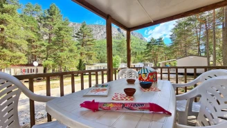 Camping La Pinatelle 2*, Camping 2* à Saint Auban (Alpes Maritimes) - Location Mobil Home pour 4 personnes - Photo N°3