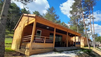 Camping La Pinatelle 2*, Camping 2* à Saint Auban (Alpes Maritimes) - Location Chalet pour 6 personnes - Photo N°3